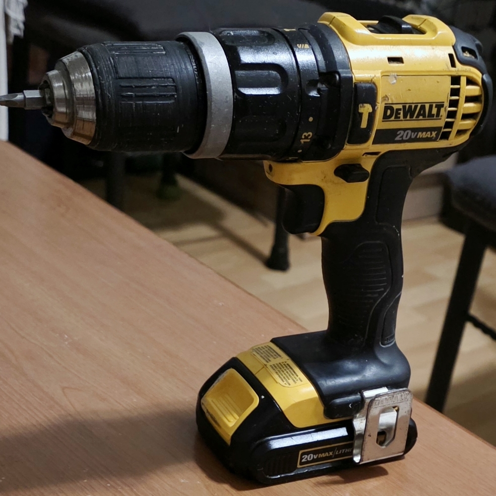 DeWalt 20V Max Cordless Drill Kit With Battery And Charger.